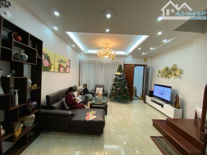 Bán nhà Phạm Văn Đồng, 100m2, phân lô, ô tô, kinh doanh, nội thất chủ tặng,  nhỉnh 11tỷ.