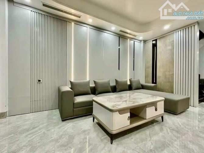 NHÀ ĐẸP VIỆT HƯNG, LÔ GÓC, THANG MÁY, GARA Ô TÔ TRÁNH, DT 50M2, MT 4.5M, 6T, CHỈ 10.5 TỶ