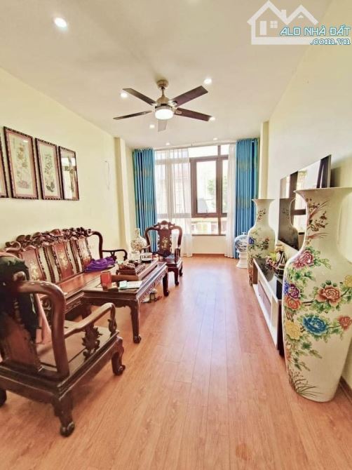 Bán nhà Thái Thịnh, Đống Đa. DT: 57m, 5 tầng. Giá: 12,8 tỷ. Ngõ thông, Kinh doanh sầm uất - 2
