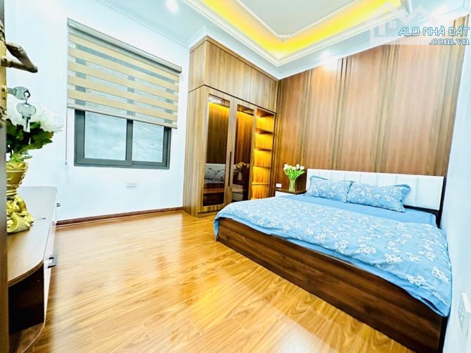 SIÊU HIẾM NHÀ CẦU GIẤY GẦN PHỐ LÔ GÓC 3 MẶT THOÁNG FULL NỘI THẤT - 3