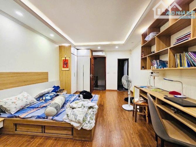 TRUNG TÂM CẦU GIẤY - NHÀ ĐẸP Ở NGAY – GẦN PHỐ - AN NINH TỐT - 33M2, 5 TẦNG, GIÁ TỐT