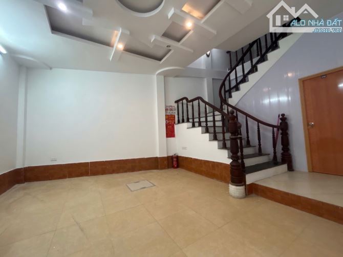 Bán nhà phố Tân Mai, 30m² 5 tầng, giá 3,2 tỷ.