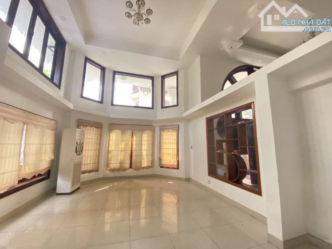 Cho thuê villa 500m2 trệt 3 lầu 8PN,hồ bơi,sân vườn Thảo Điền Quận 2 - 4