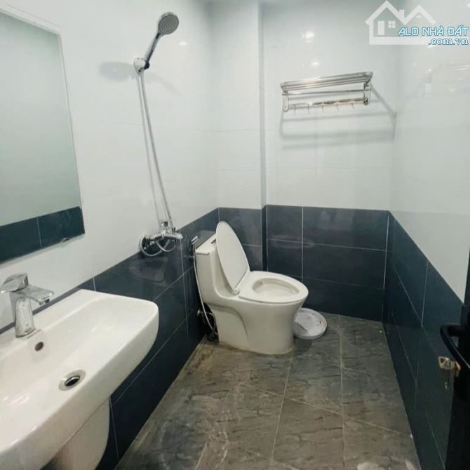 Bán nhà tại Di Trạch 5 tầng, ô tô đỗ cửa, đường rộng, sát khu đô thi Hinode chỉ 4 tỷ 8 - 9