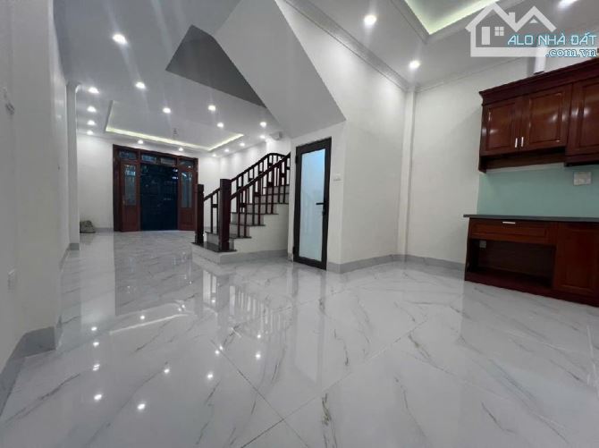 Nhà đẹp Long Biên - 63m2, 4 tầng, ô tô đỗ cửa - Giá 6,5 tỷ - 2