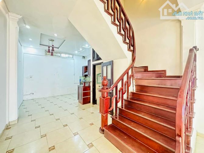 Bán nhà đẹp View Hồ Tây, ô tô đỗ cửa phố Trích Sài 43m 5 tầng 6 phòng ngủ . - 3