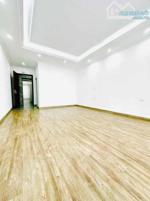 Nhà Hiếm Cầu Giấy 50m2 - 7 Tầng Thang Máy - GARA Ô Tô - Gần Phố - Dân Trí Cao - 8