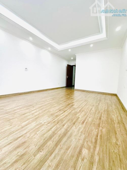 Nhà Hiếm Cầu Giấy 50m2 - 7 Tầng Thang Máy - GARA Ô Tô - Gần Phố - Dân Trí Cao - 9