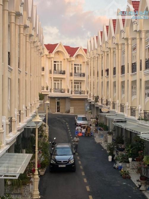 Cần bán căn nhà khu nghỉ dưỡng Golden Hill đường Nguyễn Trung Trực P.3 ,ĐL,68m² 4ph N, 7T1