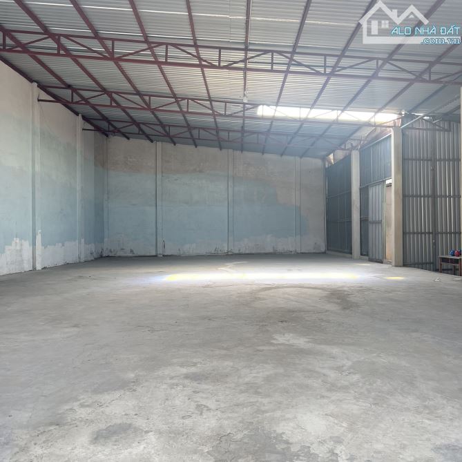 Cho thuê kho 400m2 gần Lê Văn Khương