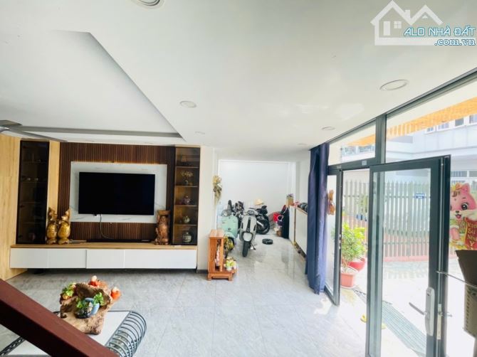 VILLA MINI QUẬN 2, 5 TẦNG, NỘI THẤT SÁNG BÓNG, XE TẢI ĐỖ TRƯỚC NHÀ, NGANG 7.2M