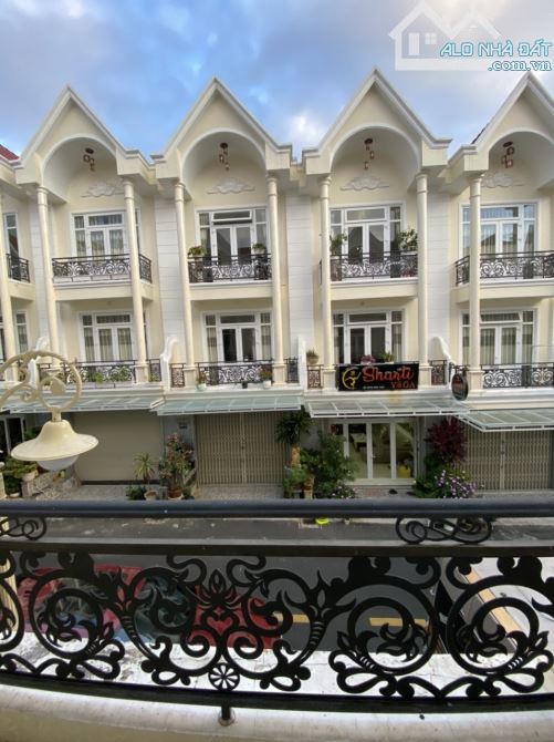 Cần bán căn nhà khu nghỉ dưỡng Golden Hill đường Nguyễn Trung Trực P.3 ,ĐL,68m² 4ph N, 7T1 - 1