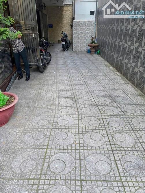 BÁN NHÀ HOÀNG QUỐC VIỆT- 45M x 6T - MẶT TIỀN 3.4M - 20M RA Ô TÔ TRÁNH - SÂN RỘNG - 1