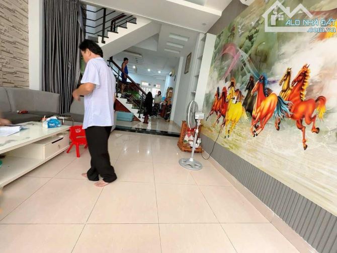 BÁN NHÀ TÂN THỚI NHẤT -4,5* 18- TRỆT 2 LẦU ĐẸP LONG LANH- HXH- 5,6 TỶ