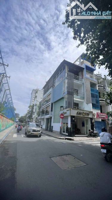 CĂN GÓC 2 MẶT TIỀN ĐƯỜNG QUẬN 1 , TP.HCM CHỈ 24 TỶ