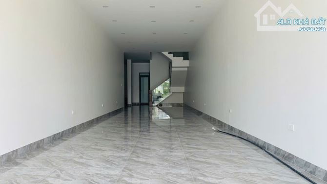 Cho thuê nhà mặt đường Thế Lữ, mặt tiền 4.3m, dt 120m2 x 5 tầng mới đẹp, có thang máy