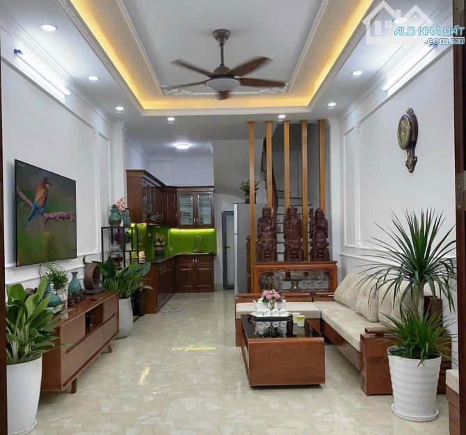 Siêu hiếm, bán nhà Ngô Gia Tự, Long Biên, ô tô đỗ cổng, 46m2 giá 5 tỷ