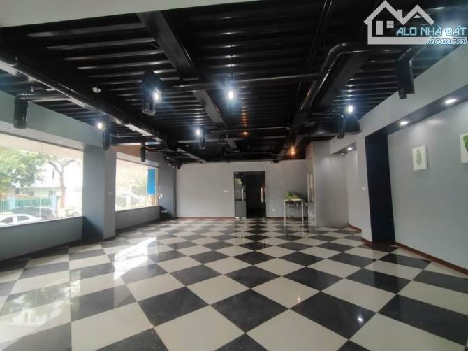 bán tòa nhà 7T,lô góc khu yna đang cho thuê 60tr/1 táng DT 840m2 sàn,hướng ĐN, giá 24 tỷ