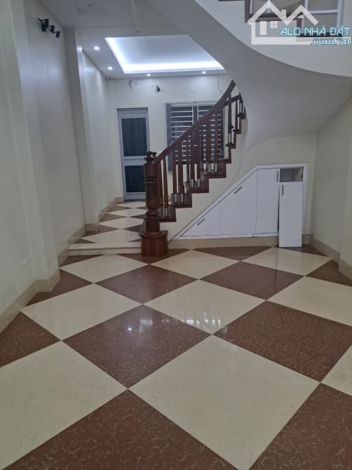 Cho thuê nhà ngõ 9 phố Trần Quốc Hoàn, Dt 50m2 x 5 tầng có ĐH, NL, Bếp