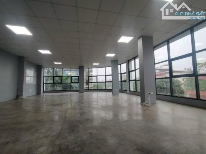 bán tòa nhà 7T,lô góc khu yna đang cho thuê 60tr/1 táng DT 840m2 sàn,hướng ĐN, giá 24 tỷ - 2