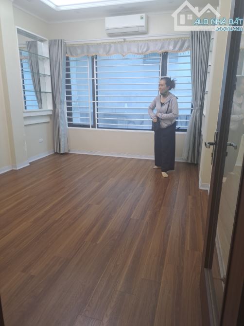 Cho thuê nhà ngõ 9 phố Trần Quốc Hoàn, Dt 50m2 x 5 tầng có ĐH, NL, Bếp - 2
