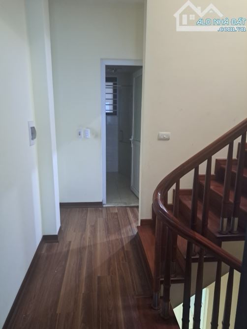 Cho thuê nhà ngõ 9 phố Trần Quốc Hoàn, Dt 50m2 x 5 tầng có ĐH, NL, Bếp - 3