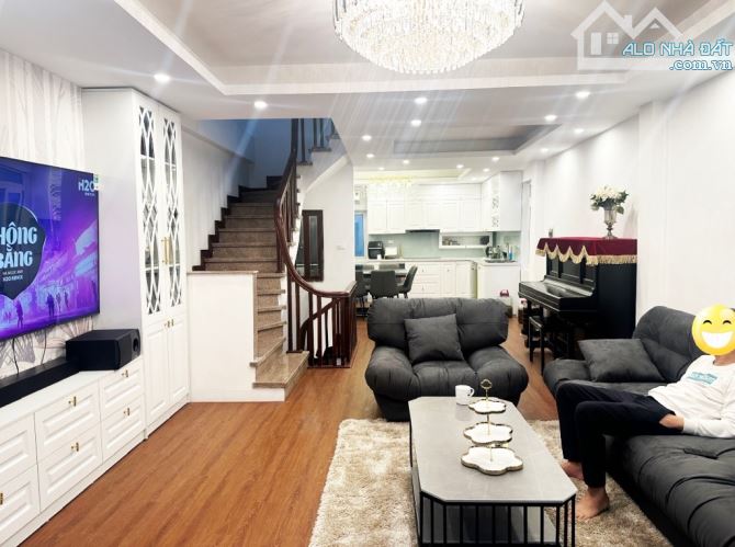 Bán nhà 4 tầng phố Gia Quất- Thượng Thanh- Long Biên. DT 72m2, Ô tô đổ cửa, Giá bán 9.7 tỷ - 3