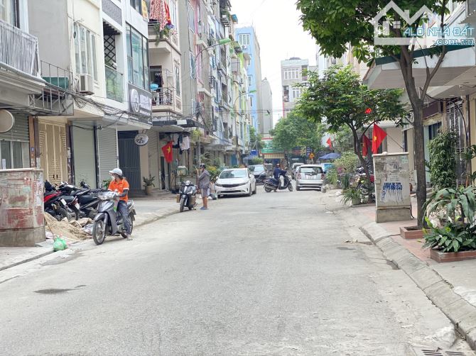 BÁN NHÀ PHỐ TRẦN QUỐC HOÀN, Ô TÔ TRÁNH, 80M², MẶT TIỀN 5M, SỔ ĐỎ 60M², GIÁ 17 TỶ