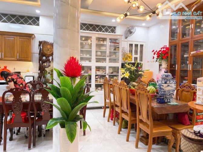 Bán nhà cổng 1 gần Quảng Trường P. Trung Dũng. 7,4 x19m 140m. Giá hạ còn 7,x tỷ tl