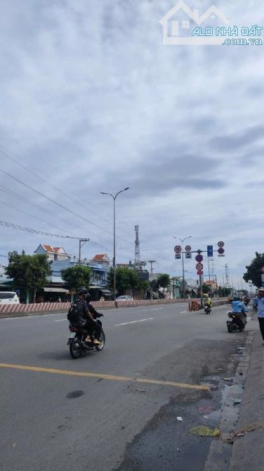 Q.BT. Mặt tiền KD, Quốc Lộ 1A, ngang 30m, 900m2, đang cho thuê kho xưởng, 100tr/tháng