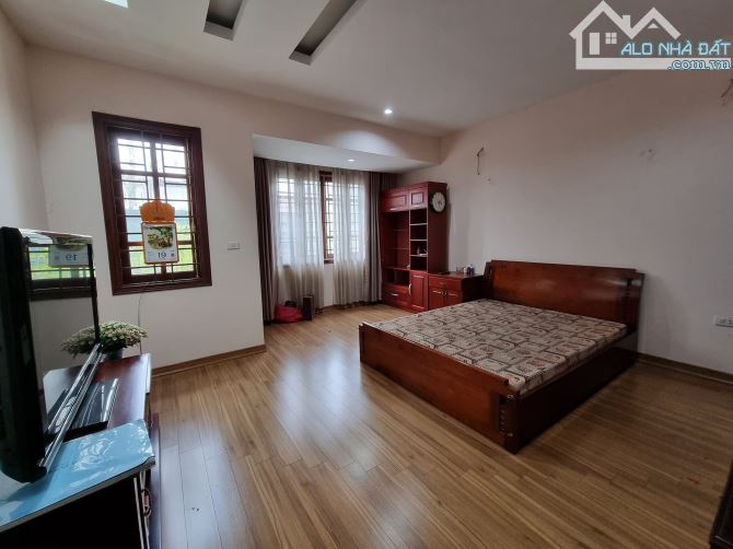 Bán gấp nhà NGUYỄN VĂN HUYÊN, CẦU GIẤY, 90m, 4 T, MT 5.6m, Gara, Kinh Doanh, Giá 25 tỷ.