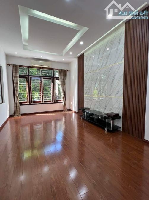 BÁN NHÀ PHÂN LÔ NGUYỄN VĂN HUYÊN CẦU GIẤY DT 75M 5 TẦNG 19.8 TỶ GARA KINH DOANH Ở SƯỚNG