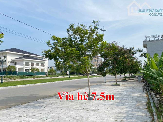 CHÍNH CHỦ NHỜ BÁN GẤP LÔ ĐẤT ĐƯỜNG 43M, CÁCH BIỂN SẦM SƠN 300M, CÁCH CÔNG VIÊN 2KM - 3