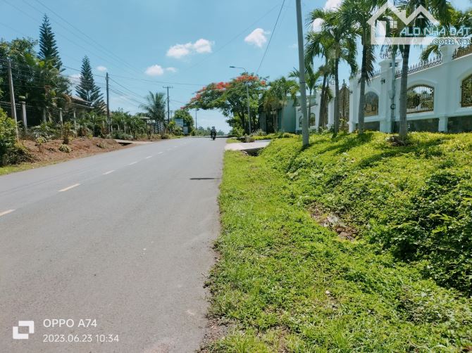 LÔ ĐẤT ĐẸP MẶT TIỀN DT765, CÁCH UỶ BAN 2KM, NGỘP BANK GIẢM MẠNH TỪ 15 TỶ XUỐNG CÒN 6.5 TỶ - 9