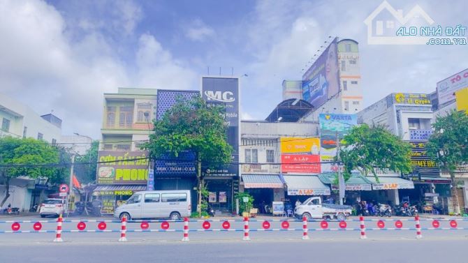 Cho thuê nhà 3 tầng mặt tiền Hùng Vương kế Vincom 22 triệu