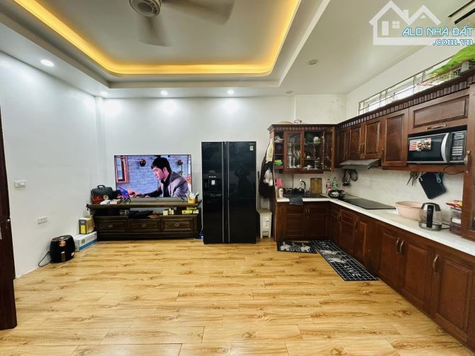 Bán nhà Bạch Mai, 40m2, 6 tầng, mặt tiền 5.2m, 12.5 tỷ, ô tô vào nhà, mới đẹp, KD nhỏ