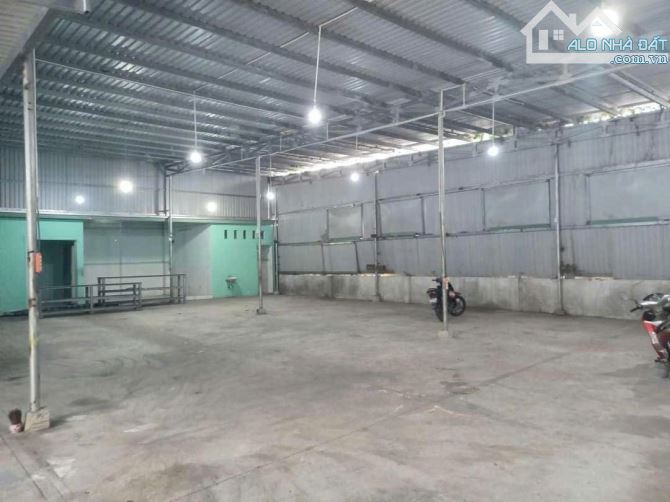 CHO THUÊ KHO XƯỞNG 400M2 GIÁ 20 TRIỆU MẶT TIỀN BÀ ĐIỂM HÓC MON - 1