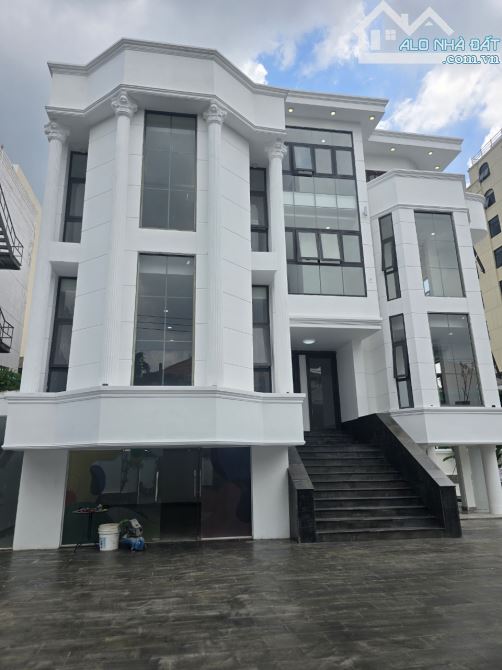 CHO THUÊ Nhà Mặt Tiền, Phường Thảo Điền, Quận 2. DT: 1000m2 Đất, Hầm 3 Tầng, Sân Vườn. - 1