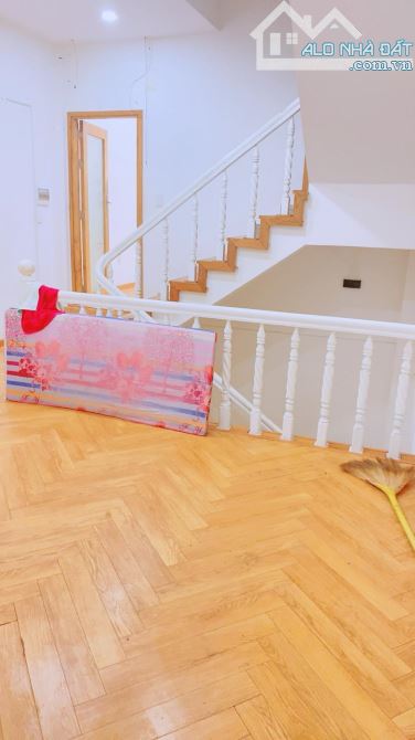 Cho thuê nhà 3 tầng mặt tiền Hùng Vương kế Vincom 22 triệu - 2