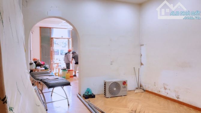 Cho thuê nhà 3 tầng mặt tiền Hùng Vương kế Vincom 22 triệu - 6