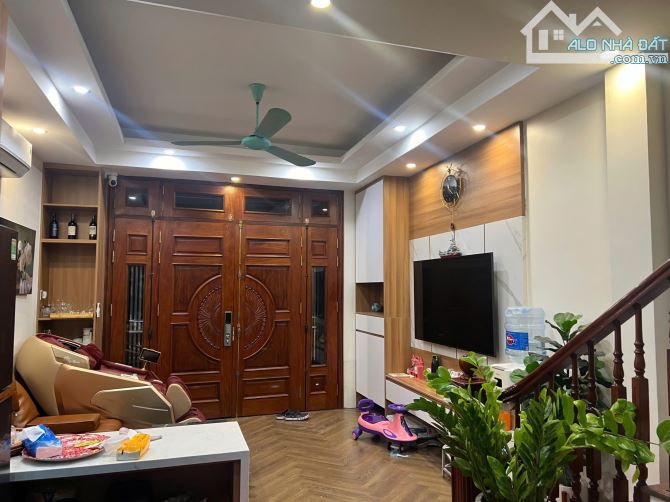 HIẾM! Nhà 4 tầng Dân xây Giang Biên, full nội thất, gần ô tô, 31m2, MT 4.2m, giá hơn 5 tỷ - 1