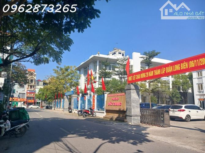 Bán nhà HOA LÂM-VIỆT HƯNG-LONG BIÊN. DT 35m2, nhà 5 tầng. Ô tô đỗ cách 40m. Giá 4.7 tỷ - 2