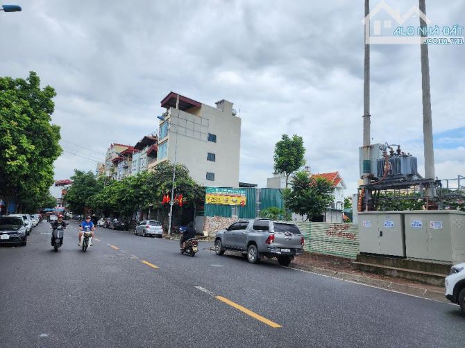 Sát phố-Bán nhà 5 tầng Thang Máy,Trung tâm trâu quỳ-Gần ĐHNN1,Dt 36m,Giá 8.4 Tỷ.