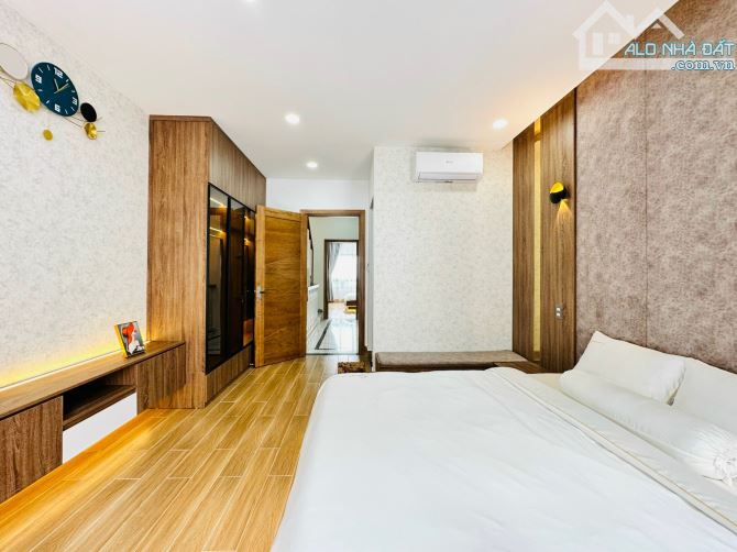 Xuất cảnh Bán Gấp Tòa CHDV đường Cao Thắng,P.12. (Dt: 6X11m ) - 1 hầm + 6 tầng.