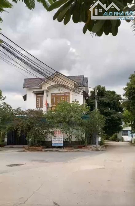 Cần bán lô đất 59.7m2 đối diện khu Vinhome Thủ Đức. Dân cư đông đúc. Giá 3.3 tỷ. chốt