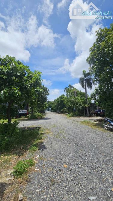 BÁN ĐẤT MT PHẠM THỊ GIÂY HÓC MÔN 11000m2 - DÒNG TIỀN 200 TRIỆU -3 MẶT TIỀN - CHỈ 180 Tỷ - 3