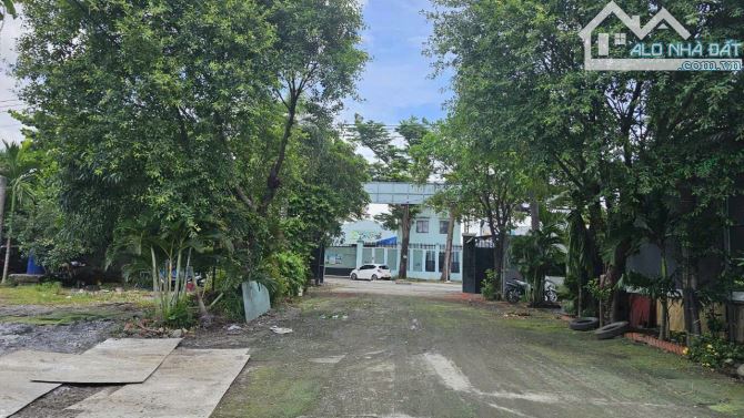 BÁN ĐẤT MT PHẠM THỊ GIÂY HÓC MÔN 11000m2 - DÒNG TIỀN 200 TRIỆU -3 MẶT TIỀN - CHỈ 180 Tỷ - 6