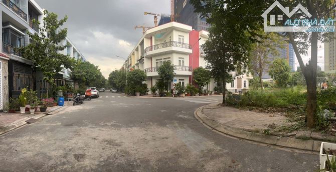 Bán nhà đẹp 3 tầng, vị trí Vip Đông Hoà, Dĩ An, đường 12m thông Thống Nhất-QL1K, gần Metro - 9