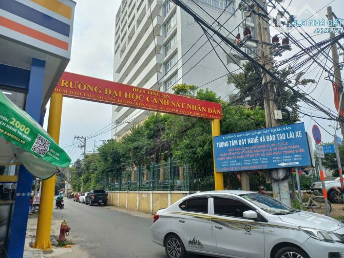 Bán nhà 2 tầng 5 phòng ngủ đan cho thuê, dt đất CN 59m2 hẻm xe ô tô nhỏ ĐH Cảnh sát