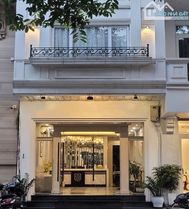 Bán Nhà Mặt Phố Đặng Dung, Ba Đình, DT 136m2 x 6T, MT:5,2m. Giá Rẻ.